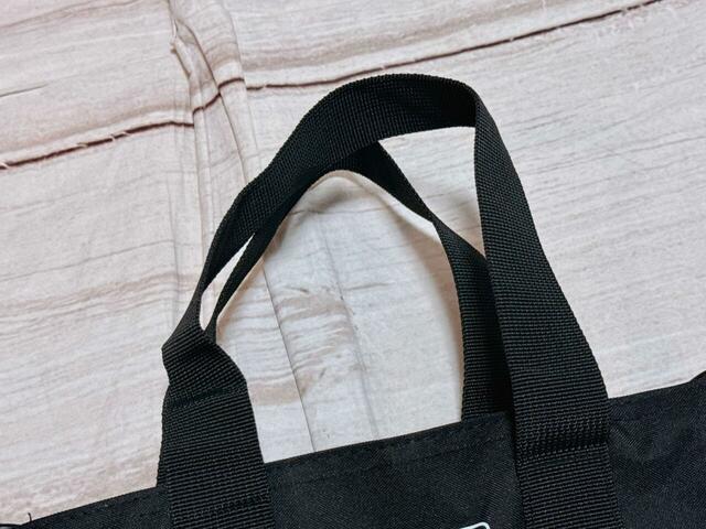 持ち手は短め。手持ちならきれいめなタウンユースに◎