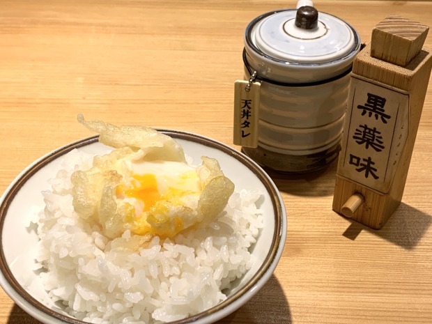 玉子の真ん中に箸を入れてそこにタレを入れる【天ぷら定食 まきの】