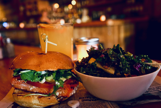 ホワイトホース 近郊で獲れたバイソン肉のハンバーガー。クセはあまりなく、食べやすい。