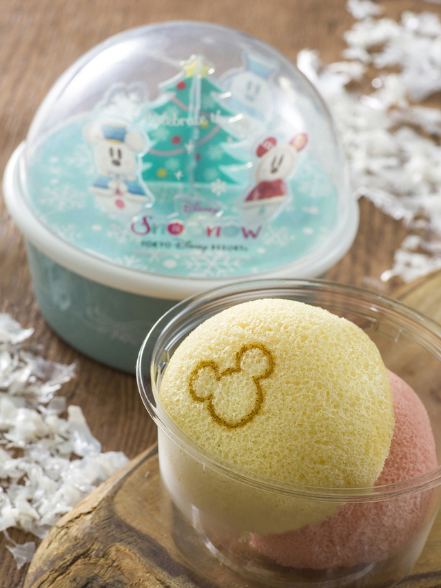 カスタードケーキ（あずき＆ストロベリー）、スーベニアケース付き 980円｜東京ディズニーランド「スウィートハート・カフェ」「ハングリーベア・レストラン」、東京ディズニーシー「マンマ・ビスコッティーズ・ベーカリー」「ミゲルズ・エルドラド・キャンティーナ」｜東京ディズニーリゾート「ディズニー・クリスマス」