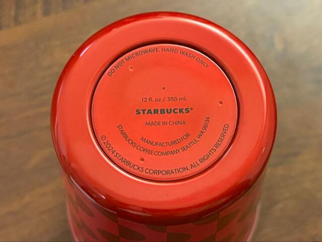 【スターバックスコーヒー　ホリデー2024ステンレスタンブラーレッド355ml】底はメタルレッド。スターバックスのロゴがオシャレで見えないところまで抜かりない！