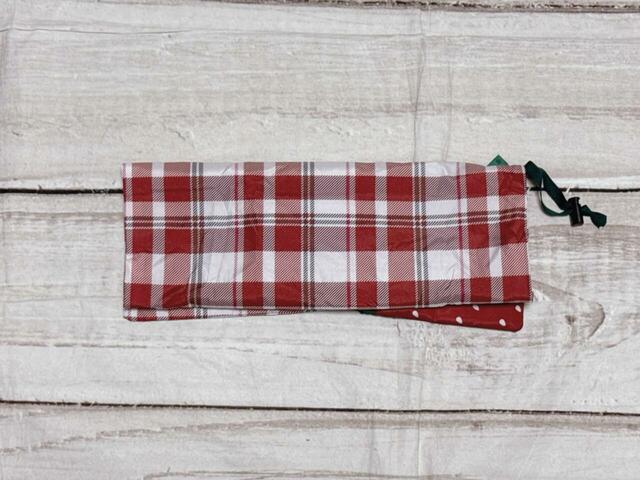 上から三等分に折りたたみます