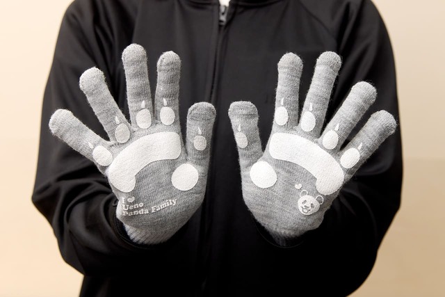 【上野案内所 ジャイアントパンダ来日53周年記念】パンダの手のひら（肉球）をモチーフにしたデザインの手袋