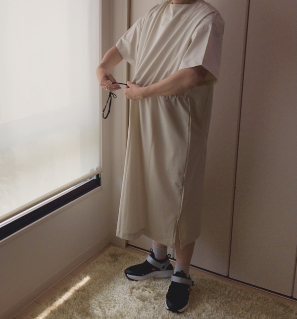 【ワークマン レディースハイストレッチUVリラックスワンピース】ロングTシャツのような着こなしから、フェミニンなウエストを引き締めたデザインまで自由自在