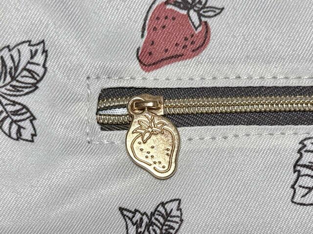 【カルディ いちごバッグ】ファスナー付きポケットの引き手はいちごのチャーム。かわいい…！