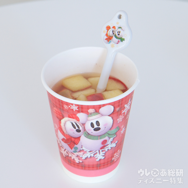 アップル&シナモンのホットドリンク、スーベニアスプーン付き 800円