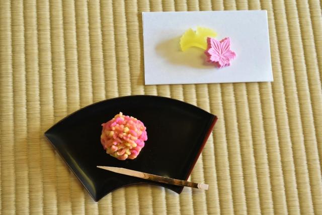 主菓子と干菓子／天空の茶室 開光庵