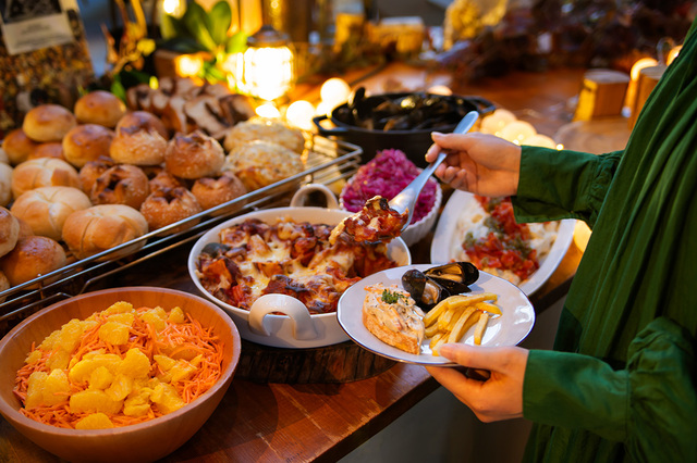 「みなとHANABI 特別ディナービュッフェ」＜期間：2025年10月20日～10月24日＞【自家製パン＆デリが食べ放題！神戸の夜を楽しむ「TOOTH TOOTH FISH IN THE FOREST」の“4日間限定”のディナービュッフェ！】