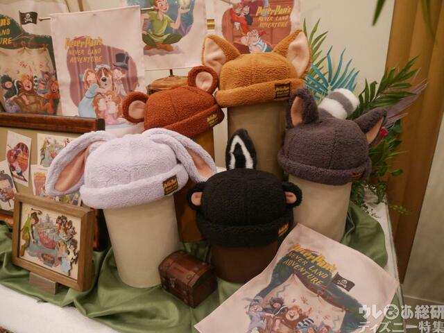 キャップ 各3,700円｜「ピーターパンのネバーランドアドベンチャー」をテーマにしたグッズ｜東京ディズニーシー新テーマポート「ファンタジースプリングス」｜販売店舗：東京ディズニーシー「エンポーリオ」｜発売日：2024年5月28日（火）