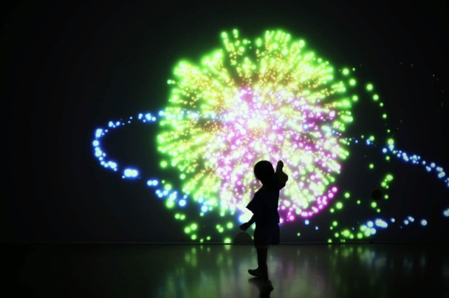 《なげる、あてる、ひろがる》 スイッチ ©Switch 協力：名古屋造形大学 情報表現領域／壁に向かってボールを投げると、当たった場所から音や光が次々に広がっていきます。