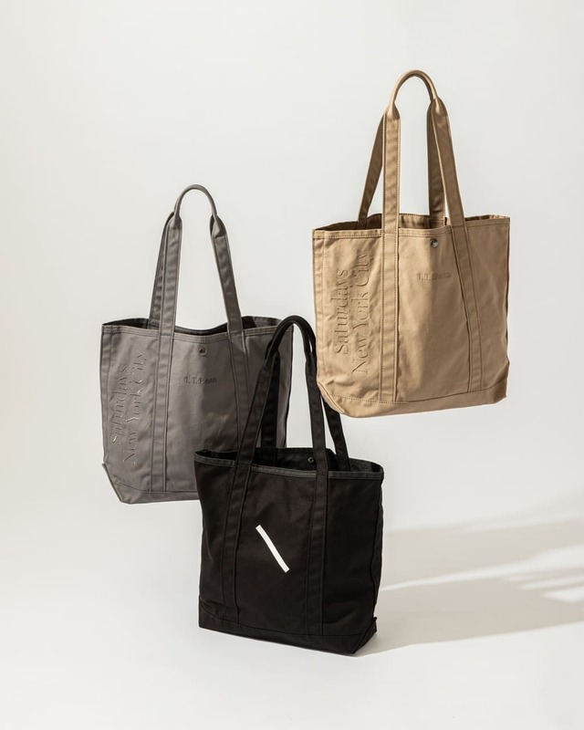 【L.L.Bean×Saturdays NYC】「Groceries Tote Tall(グローサリー・トート トール)」(9,350円)/表側にはSaturdays NYCのシグネチャーロゴの刺繍を、裏面にはアイコニックな「スラッシュ」をプリント