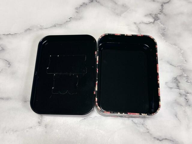 ツールが収納されているEVA素材のフレームは取り外し可能。缶は小物入れなどとしても使えます