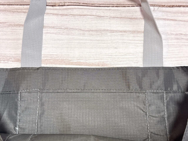 内側にポケットはないシンプルな作り