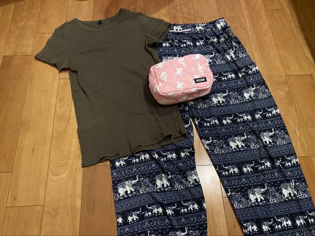 【sweet 2022年7月号特別付録　トロピカルムーミンのバカンスポーチ】Tシャツと薄手のパンツ収納。