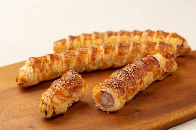 【あらびきソーセージパイ（ペッパー風味）　356円】ソーセージが丸ごと1本入っていて食べ応えあり