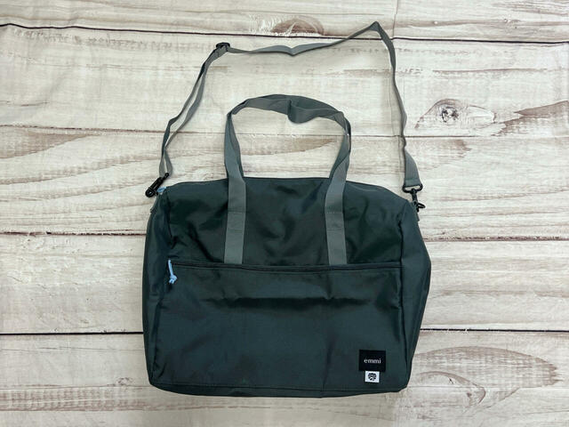 ショルダーストラップはアジャスターで長さ調整が可能