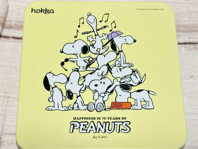 【カルディ／ピーナッツ75周年 クッキー缶（税込1,350円）】歴代スヌーピーが勢揃い！特別感たっぷりのデザインです♪