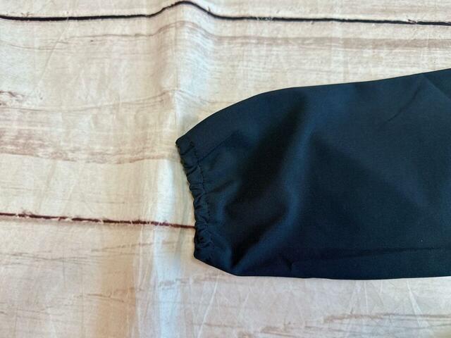 袖口にはゴム入りで腕まくりもしやすい