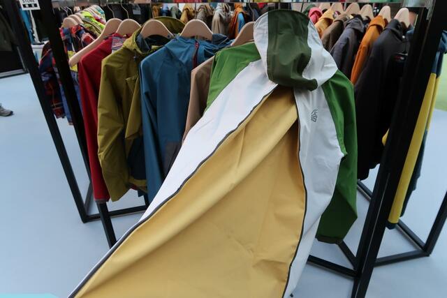 BAG in(バッグ イン)レインジャケット3,900円/背中のファスナーをあけたところ