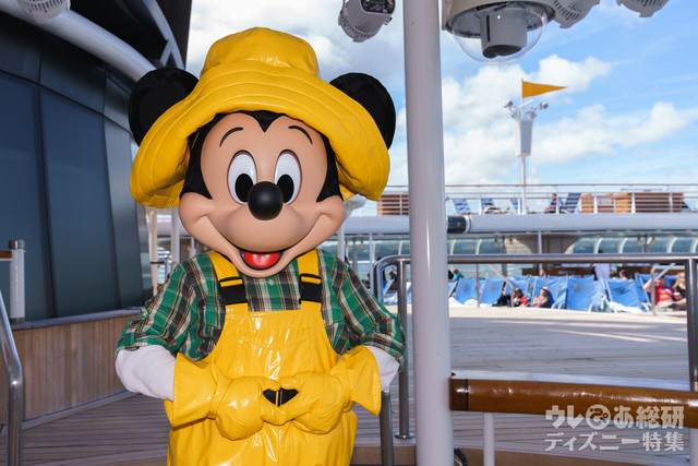 アラスカクルーズといえば、この漁師姿のミッキー!