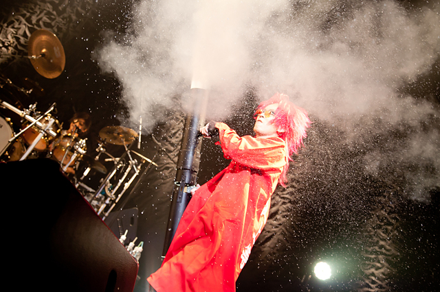 バラード中にCO2を振りまく水月