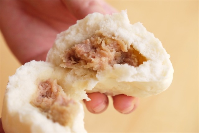 ファミリーマート「肉の旨味感じる肉まん」。税込み120円。237kcal。肉まんに付いている裏紙を見ると、井村屋で製造されたものであることがわかりました。