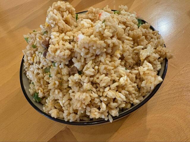 【コストコ バーミヤン本格炒飯】お皿に盛るとこんなに大容量!チャーシューとエビの旨みがぎゅっと詰まった飽きのこない味です♪