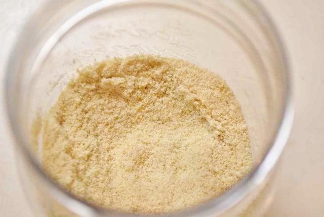 おからパウダーと重曹をよく混ぜる
