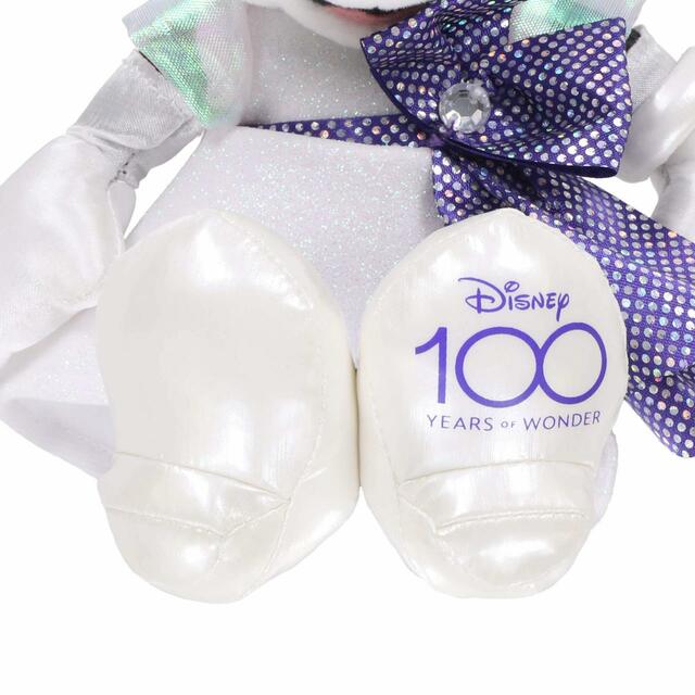 ぬいぐるみバッジ 2,500円｜サイズ：高さ約22cm｜東京ディズニーリゾート「ディズニー100」グッズ｜販売店舗：東京ディズニーランド「ギャグファクトリー/ファイブ・アンド・ダイム」、東京ディズニーシー「エンポーリオ」｜発売日：2023年2月2日（木）