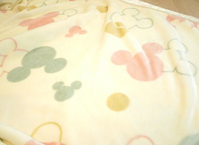 あったかなめらかな２枚合わせ毛布「ミッキーモチーフ」￥3,990～￥11,900（税込）