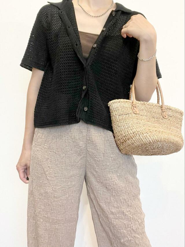 【GU 透かし編みニットシャツ】ブラウン系アイテムと合わせても全体がしっくりまとまります◎