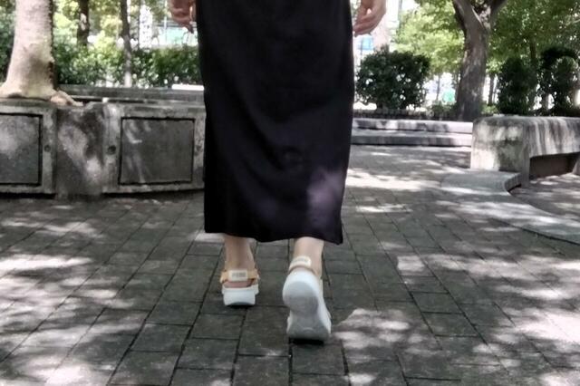 【PUMA ソフトライド VOLA サンダル】歩いていてもかかとはぴったりで、パカパカしません。走っても大丈夫！