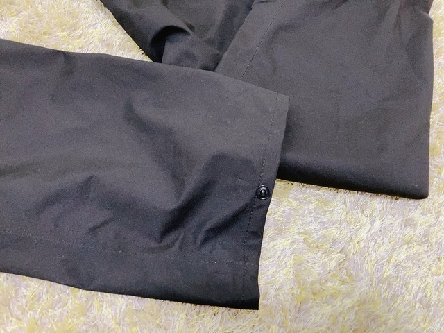 【ワークマン INAREM(イナレム)レディースレインスーツ】裾をボタンで閉められます