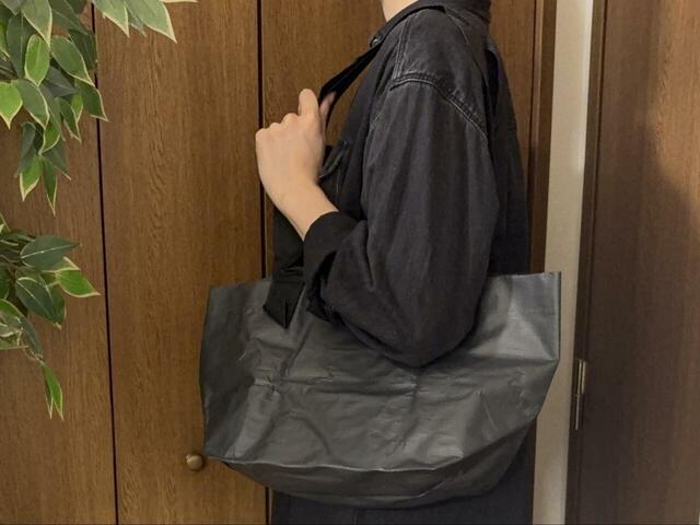 【ローソン×無印良品　たためるミニトートバッグ】重い荷物を入れたときは肩がけに、軽い荷物のときは手持ちにと、体への負担を軽減できるのが嬉しい♪