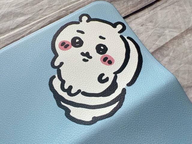 トイレにお座りしているちいかわ。お行儀よく座っているのがかわいい♪