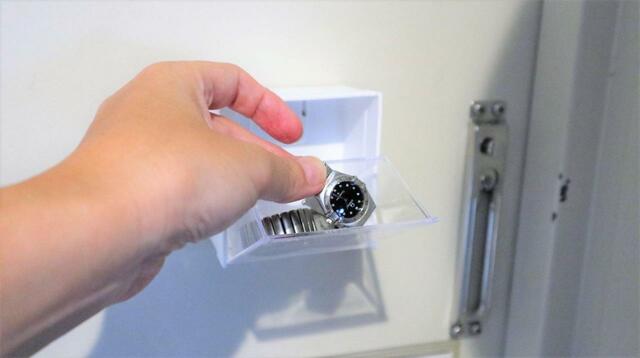 【セリア マグネットスイングケース】帰宅時の腕時計置き場にしても