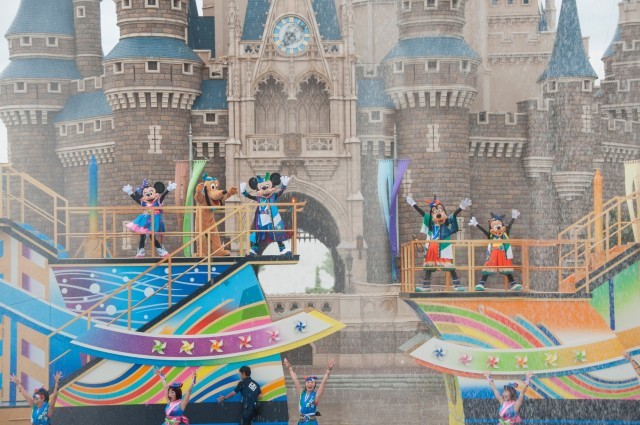 Tdl Tds 雷雨 台風 高気温 荒天時にショーやパレードは公演される 夏特有の 意外 な実施傾向と対策 1 2 ディズニー特集 ウレぴあ総研