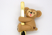 しがみついたダッフィーが可愛いすぎ! 「スーベニアスプーン」新発売