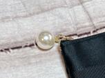 ファスナーの引き手にはコロンとしたパールつき。かわいすぎる〜!