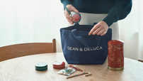 【DEAN & DELUCA「A BAG FOR HAPPINESS 2025」ラピスブルー/Sサイズ】使いやすい大きさのSサイズも展開