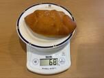 【コストコ 塩パン】1個量ってみたら68g、想像より軽くてびっくりしました。この軽さでこの食べ応えなら大満足です!