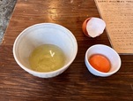 【ヨリドコロ 由比ヶ浜大通り店】卵を割ったら白身を大きい器に入れ、黄身を小さい器に移します