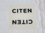 前面についている「CITEN」のロゴタグ。ラバー風の素材でモードかつキャッチーな印象に♪