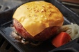 「トッピング チェダーチーズ」<価格:3,480円(税込)>【【平日数量限定】5000万回以上再生された大バズりの“こじま名物「黒毛和牛ハンバーグ」”が食べ放題で楽しめる!】
