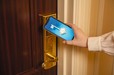 お手持ちのスマートフォンで客室を開錠する様子