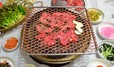 牛焼肉と副菜の一例。左手中央がミソ、左上がサンチュと青唐辛子。右上がネギのナムル、その下が大根スライス