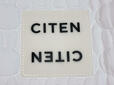 前面についている「CITEN」のロゴタグ。ラバー風の素材でモードかつキャッチーな印象に♪