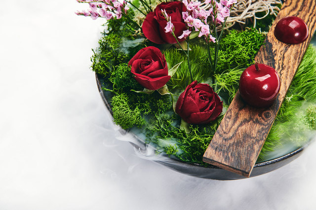 デザート「死の世界 赤いフルーツと薔薇」