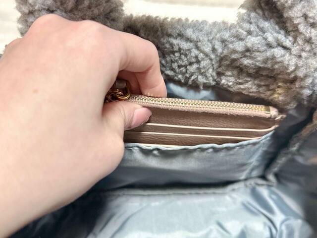 内側のポケットにはフラグメントケースをIn