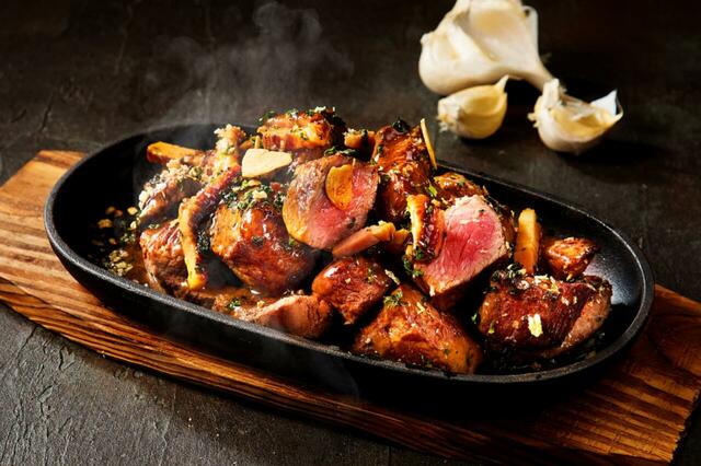 「Ozビーフ悪魔のダイスステーキ ベーコンとガーリックペッパーの呪い」＜期間：2026年5月9日～8月31日＞【肉×油×チーズ×にんにく！この夏は「背徳のミートフェア」の“罪うまミート”でパワーチャージ！】